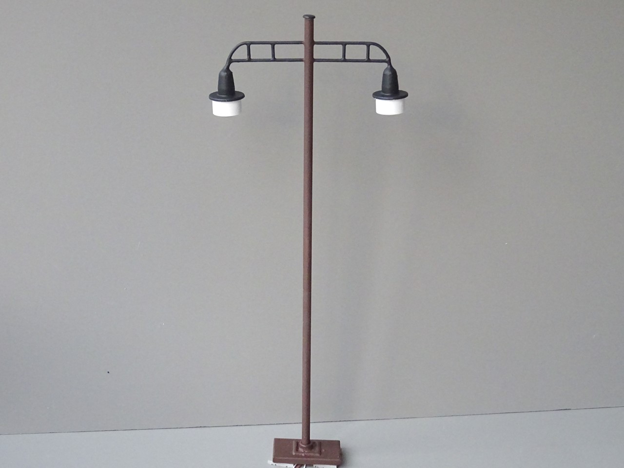 Bild von Bahnhofslampe mit 2 Gitterarmen